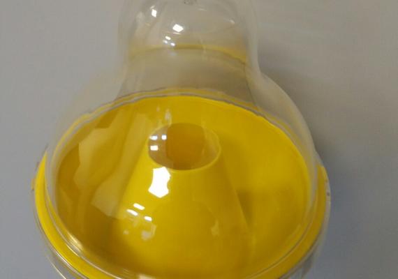 Einfache Anwendung der Fruchtfliegenfalle