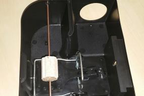 Innenaufbau einer Köderstation mit Schlagfalle und nicht giftigem Lockstoff für Mäuse und Ratten