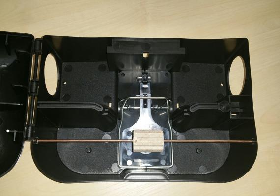 Ungiftiger Lockstoff im Inneren einer Rattenköderstion mit Schlagfalle