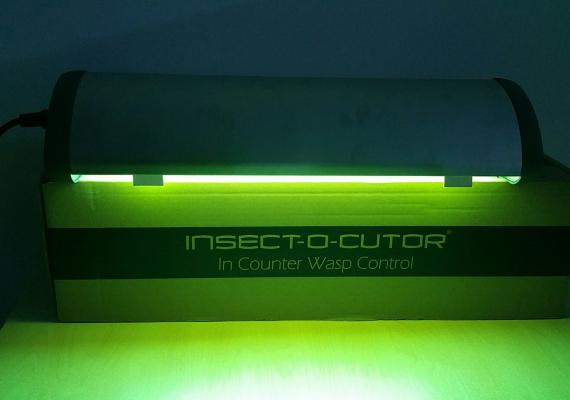 Lichtfalle gegen Insekten in Betrieb